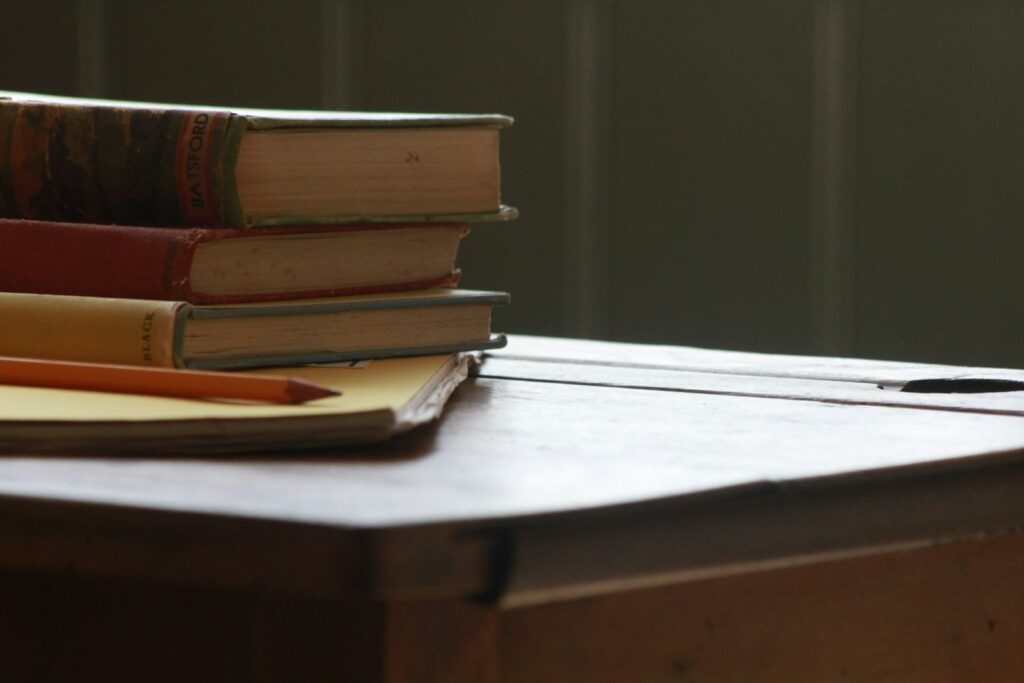كتب مرتبة على مكتب ترمز للتعليم والمعرفة