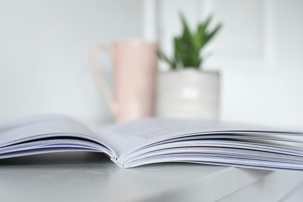 كتاب مفتوح وكوب ونبتة ترمز للتعلّم المستمر